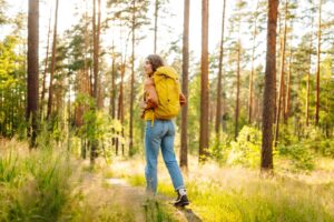 Wanderin im Wald – gestellte Aufnahme, nicht die Autorin oder eine dokumentierte Station ihrer Reise.