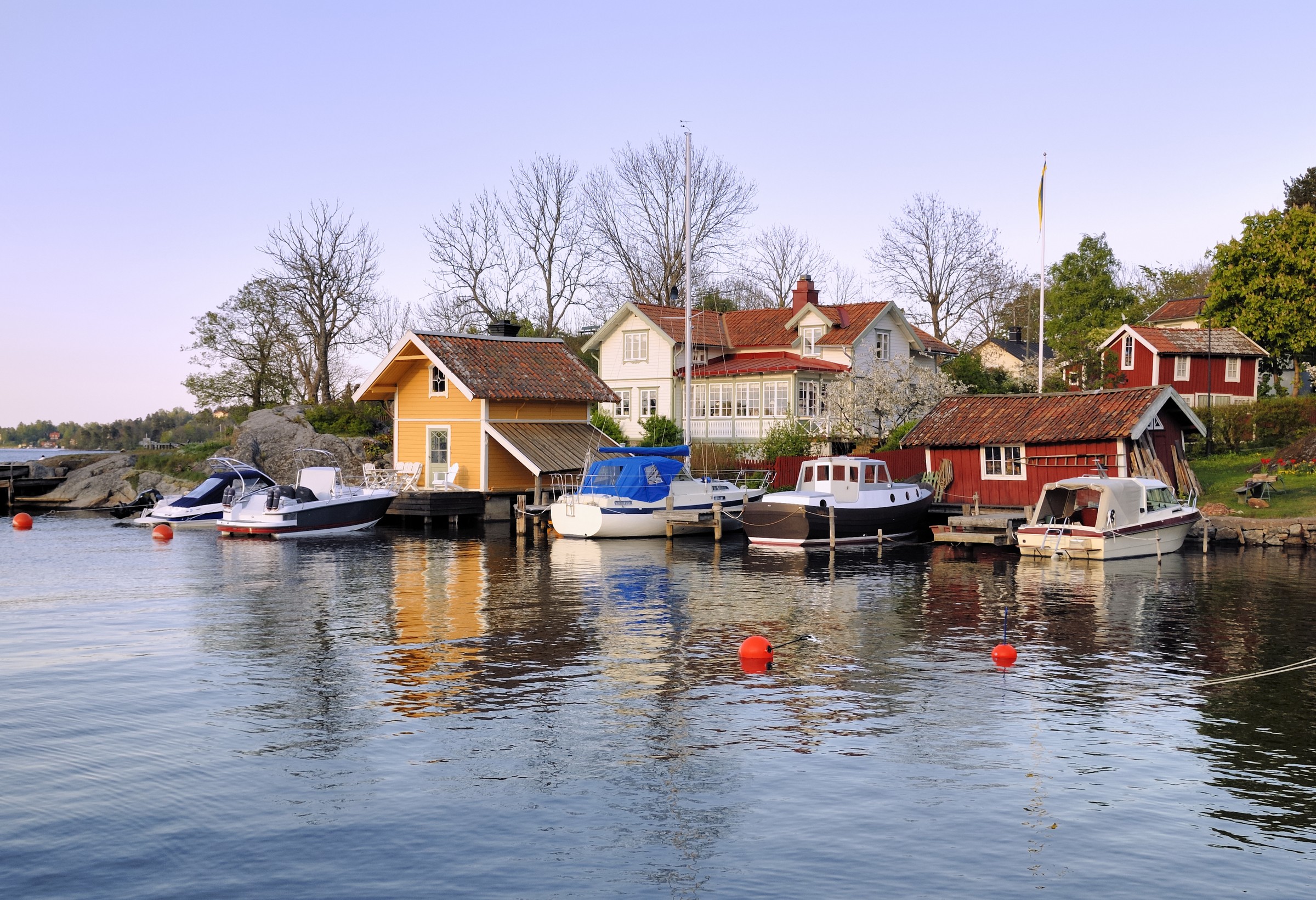 Häuser und Boote am Wasser bei Stockholm