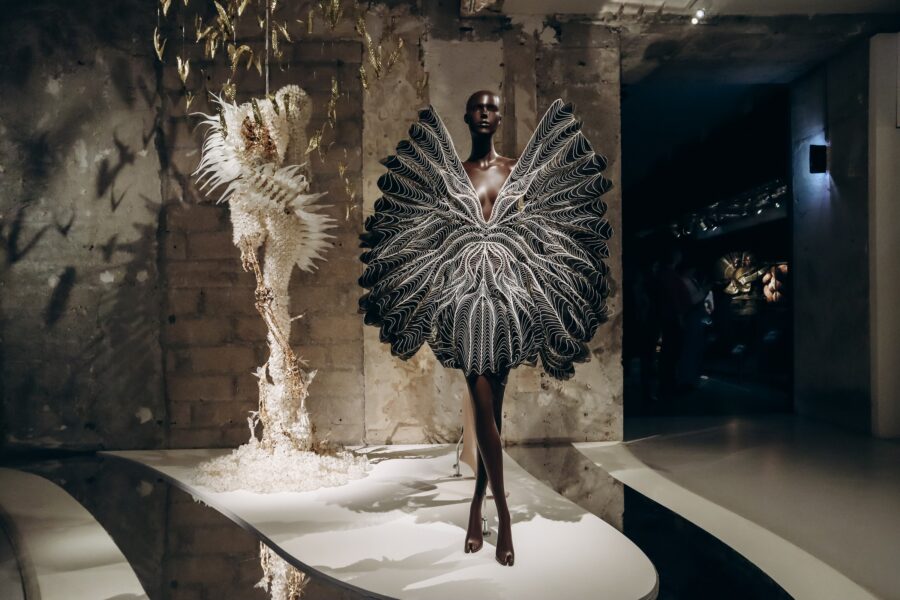 Skulpturale Kleider in einer Modeausstellung