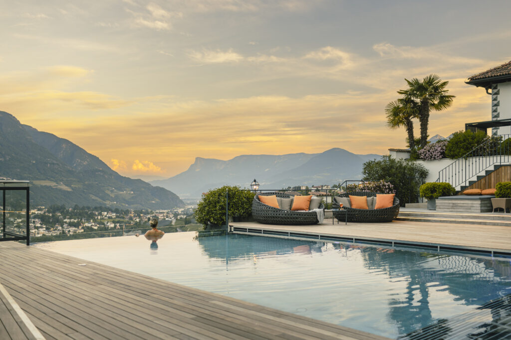 Panoramapool des Golserhofs über Meran