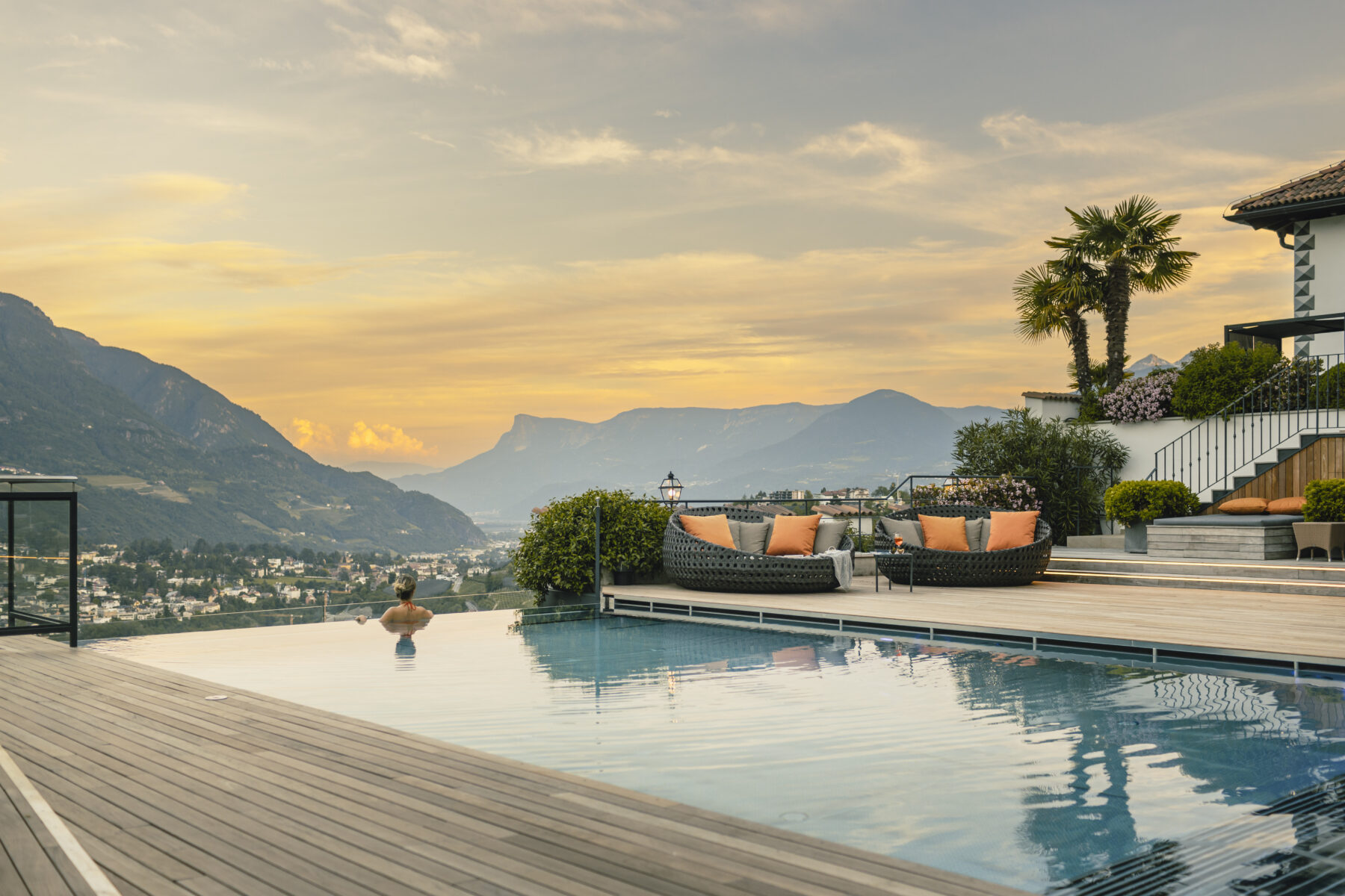 Panoramapool des Golserhofs über Meran