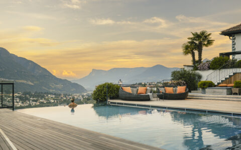 Panoramapool des Golserhofs über Meran